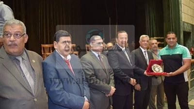 رئيس جامعة المنوفية يكرم فريق روبوكون منوف فى ختام الأنشطة الطلابية بجامعة المنوفية