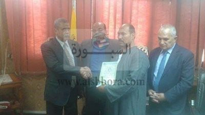 جمعية العظماء ورئيس مدينة أشمون يكرمون أسرة شهيد المنوفية