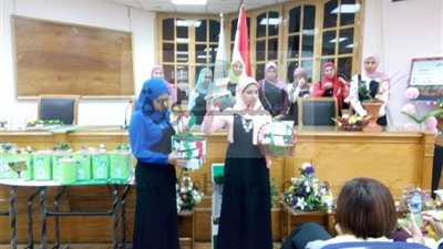 مناقشة مشروعات تخرج شعبة العلاقات العامة والإعلان بآداب عين شمس