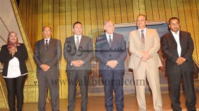 محافظ الأقصر يسلم خطابات تخصيص 23 قطعة أرض مجانية بالمنطقة الصناعية 