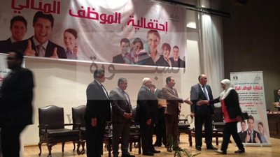 جامعة عين شمس تكرم 310 من الموظف والعامل المثالي للعام الخامس علي التوالي