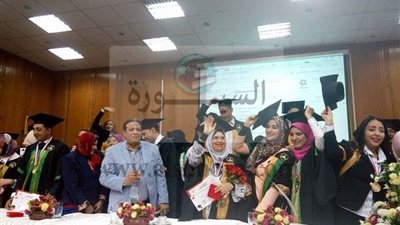 تكريم خريجي التعليم المفتوح بآداب عين شمس 