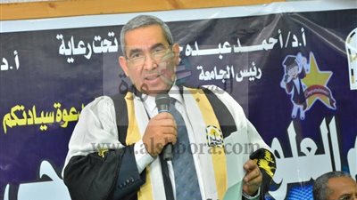 بالصور.. رئيس جامعة أسيوط يرتدى ثوب الخريجين بكلية علوم 