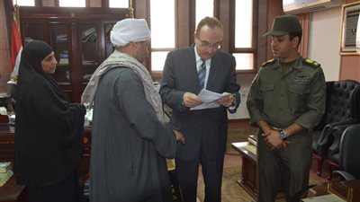 محافظ بني سويف يسقبل 5 أسر  من شهداء  القوات المسلحة والشرطة  