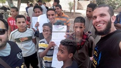 بالصور| طلاب قنا يتحدون الوزراة بأوراق الإجابة في الشوارع  