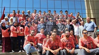 عبدالغفار يستجيب لرغبة طلاب كلية الزراعة بكفر الشيخ لالتقاط صورة تذكارية معه