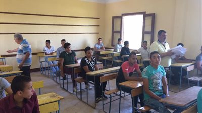 الجيوشى يتفقد امتحانات الدبلومات الفنية..ويوجه بانذار اخير لحاملى الموبايل
