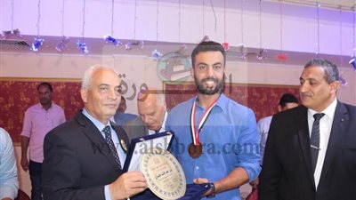 المعلمين تكرم بطل 